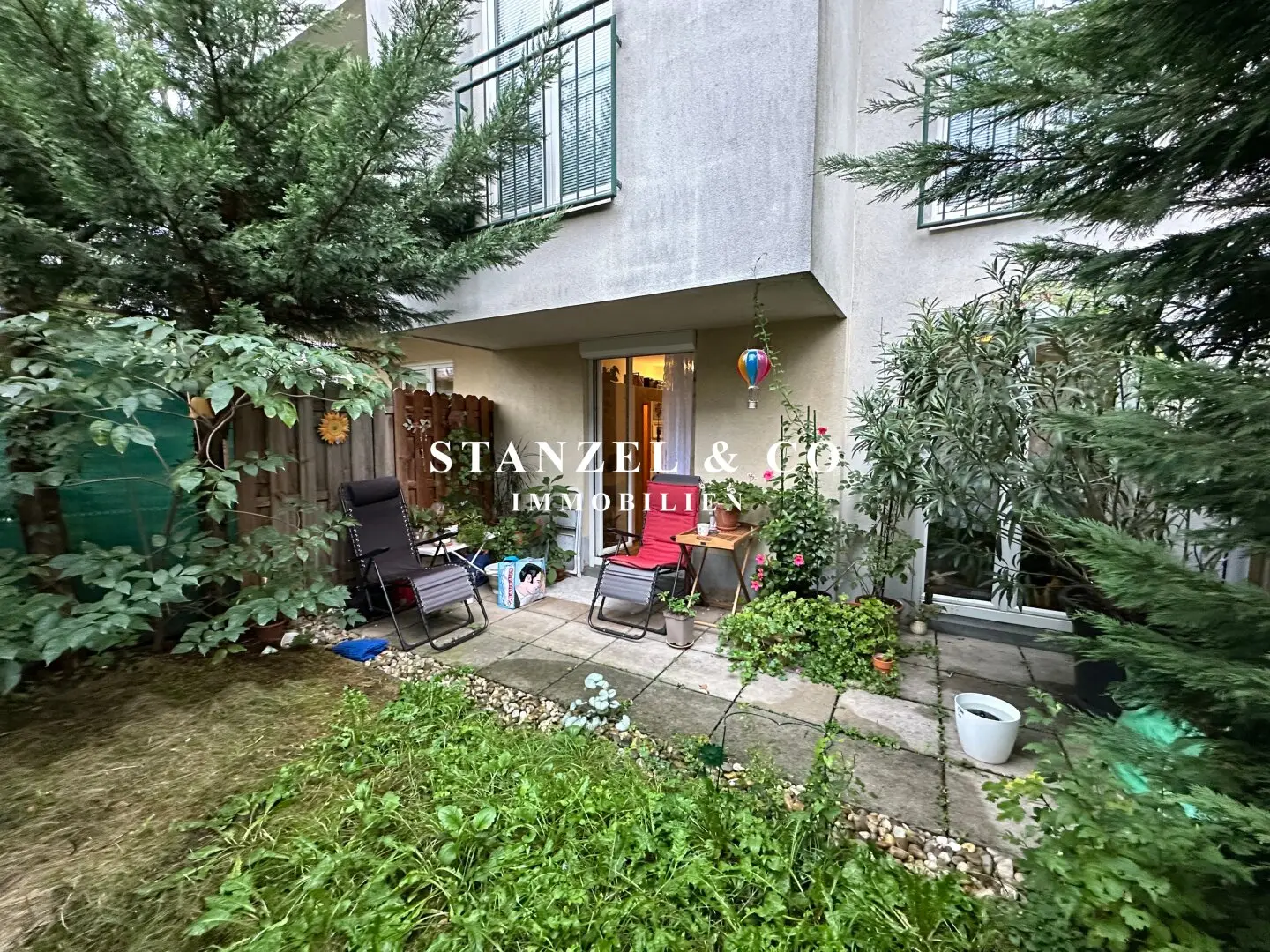 Studio with east terrace &amp; east garden in prime location