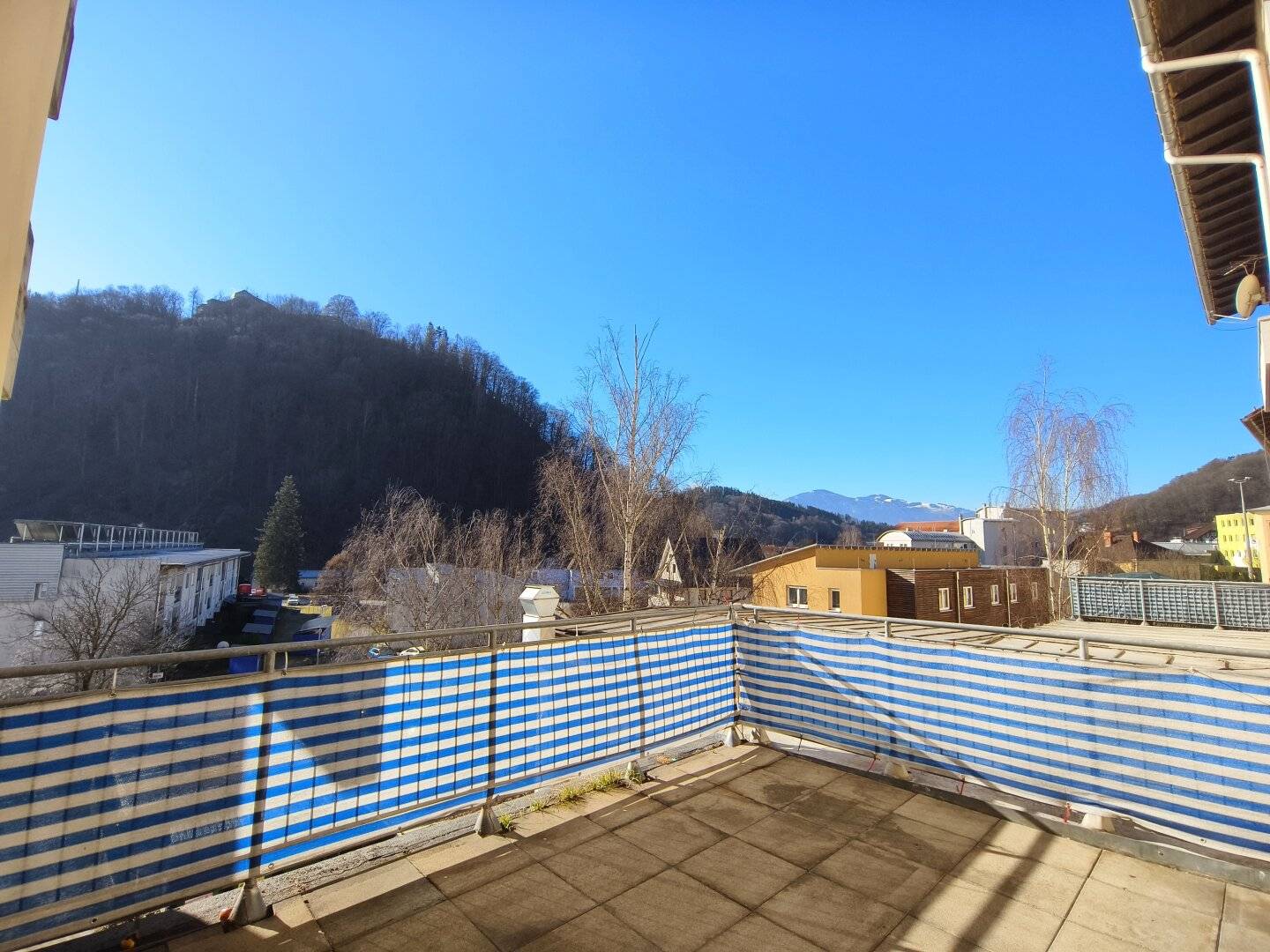 Wohnung direkt am Europaplatz mit Einbauküche und Terrasse!