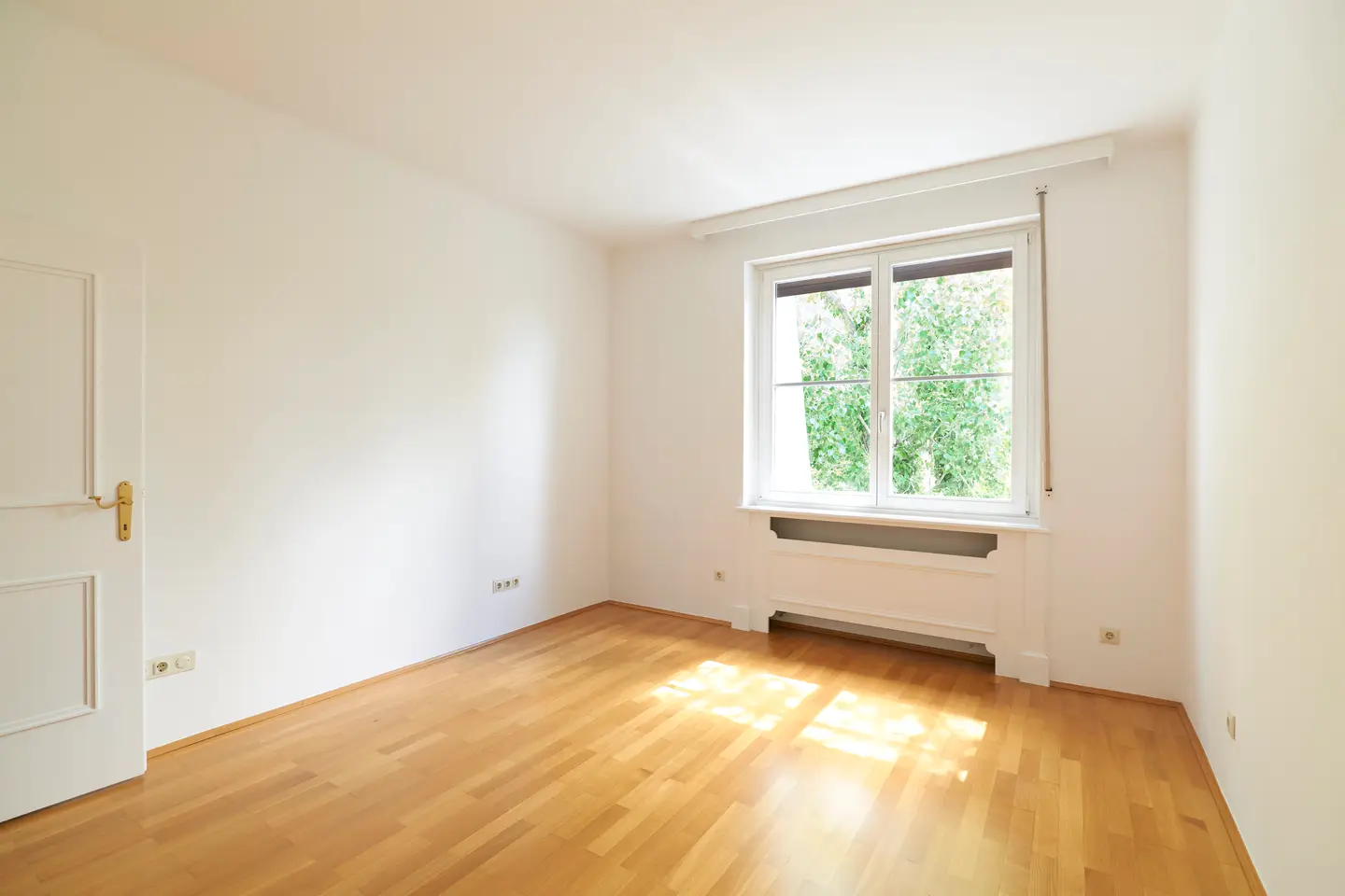 Air conditioned attic apartment in embassy quarter with green view