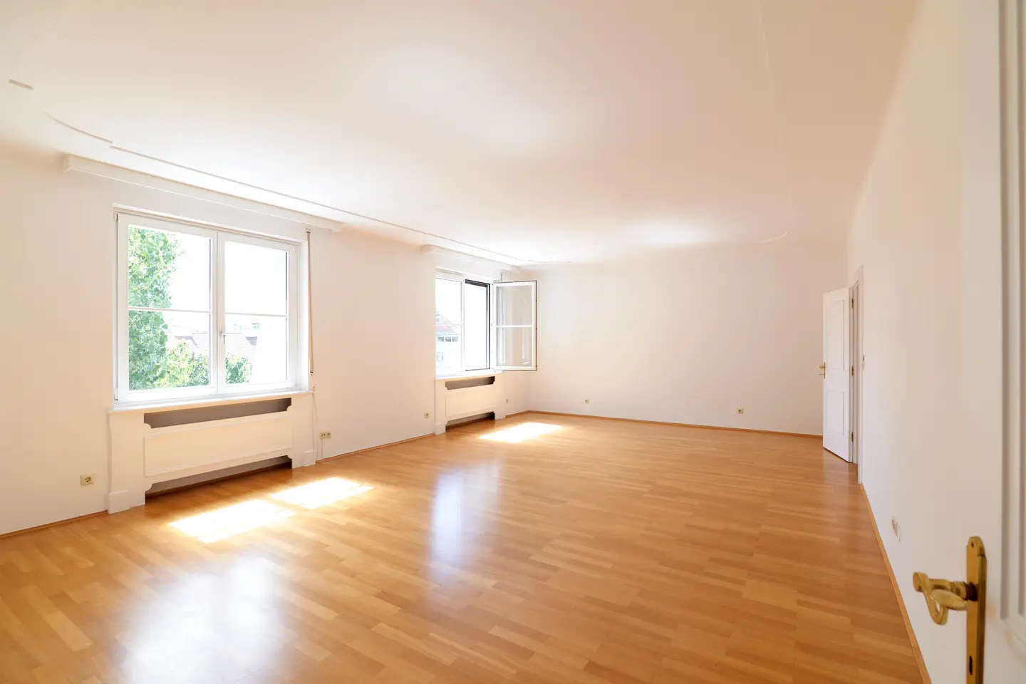 Air conditioned attic apartment in embassy quarter with green view