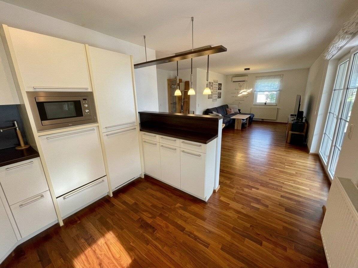 Bright, elegant 3.5-room apartment in Wals with 2 balconies, garage and open parking space – 88 m² living comfort