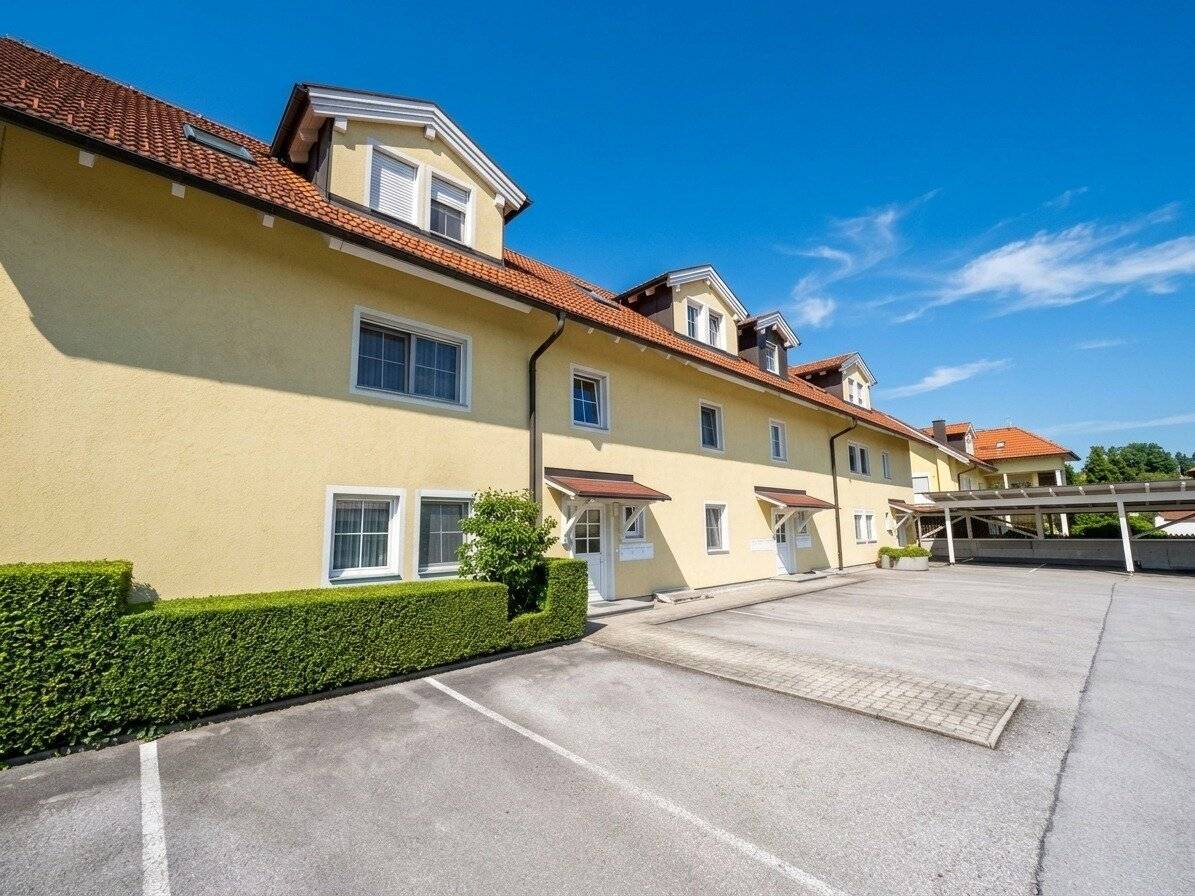 Bright, elegant 3.5-room apartment in Wals with 2 balconies, garage and open parking space – 88 m² living comfort