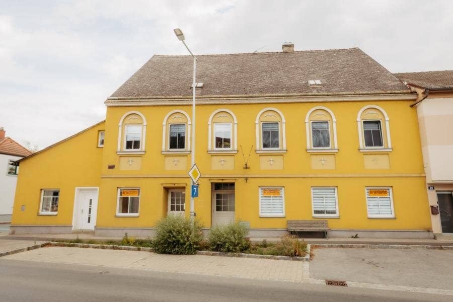 For rent 2 stylish commercial units together or separately Monthly rent: € 12 / m²