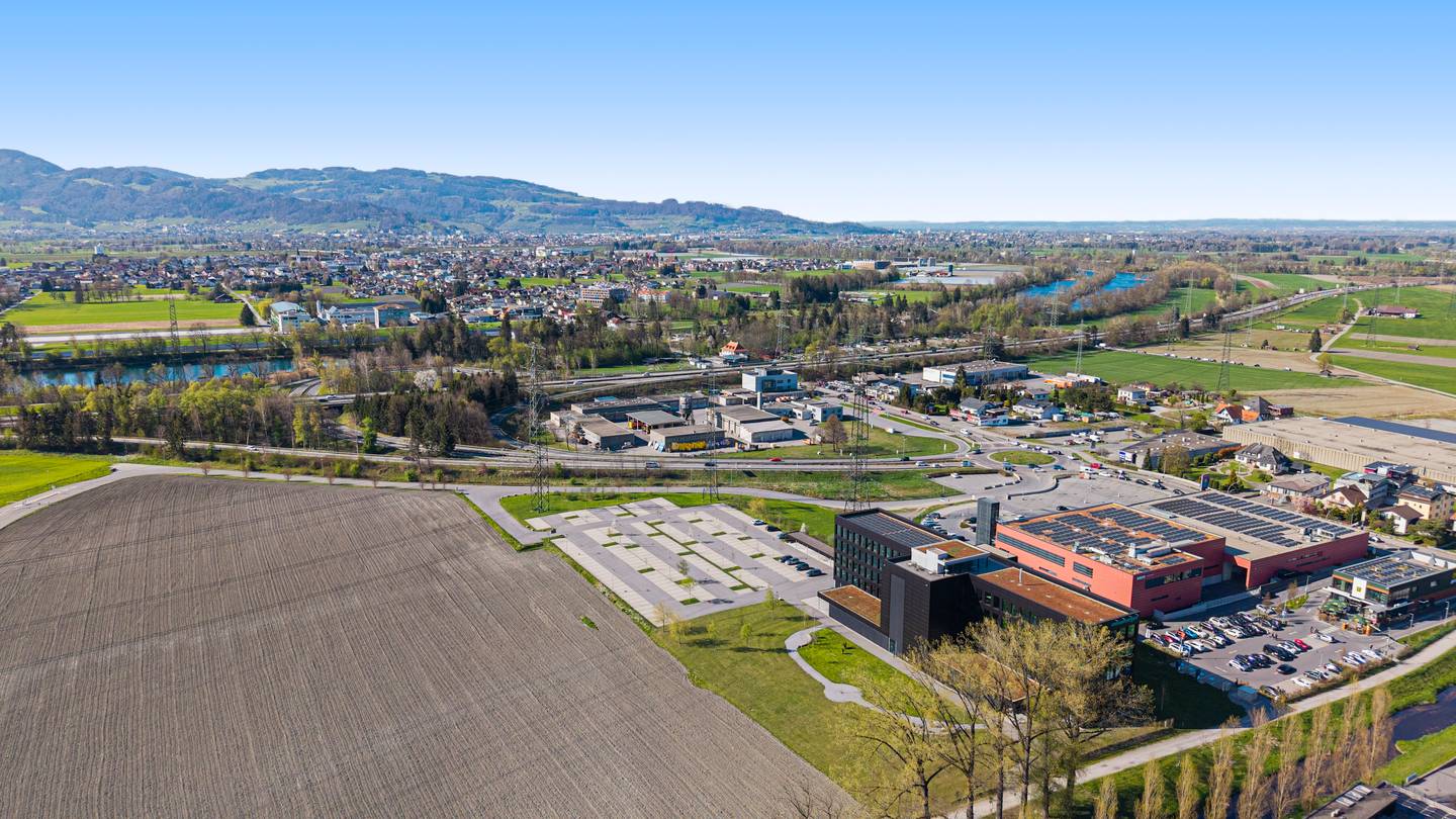 Modern 450 m² Office Space with Flexible Layout & EV Charging Stations