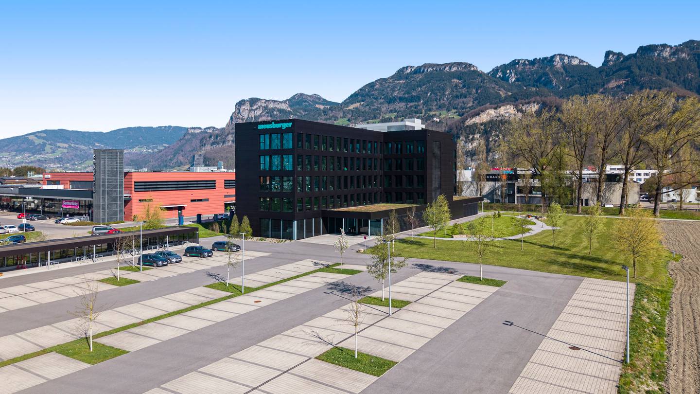 Modern 450 m² Office Space with Flexible Layout & EV Charging Stations