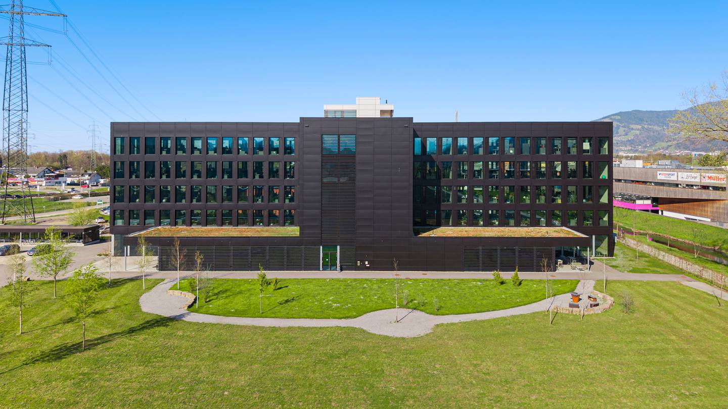 Modern 450 m² Office Space with Flexible Layout & EV Charging Stations