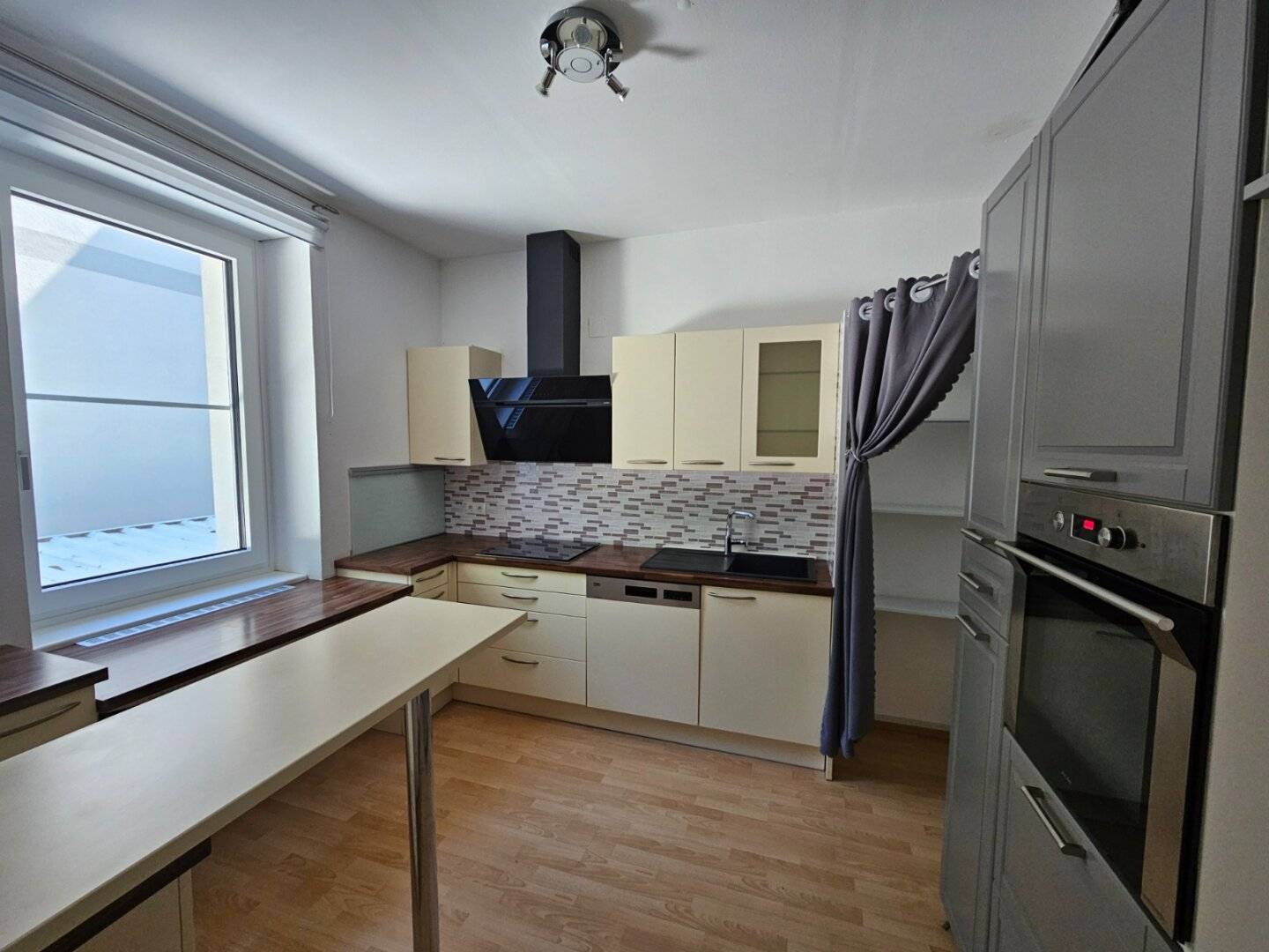 Großzügige 3-Zimmerwohnung mit Balkon, Stellplatz, privater Eingang, Ruhelage