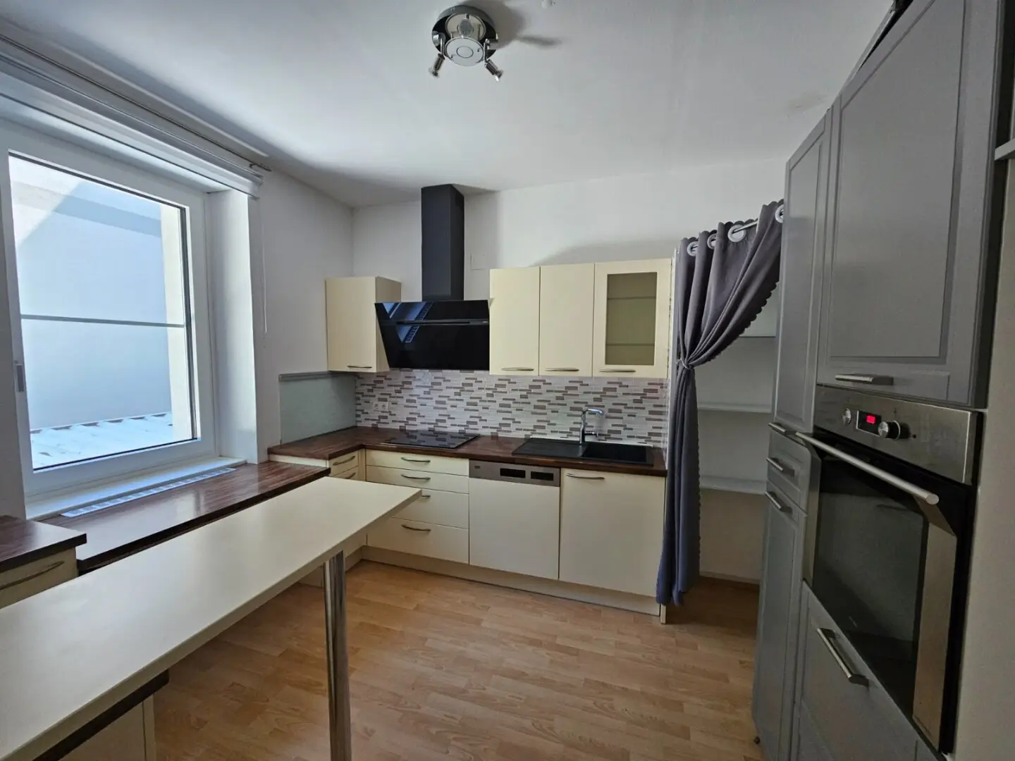 Spacious 3-room apartment with balcony, parking space, private entrance, quiet location