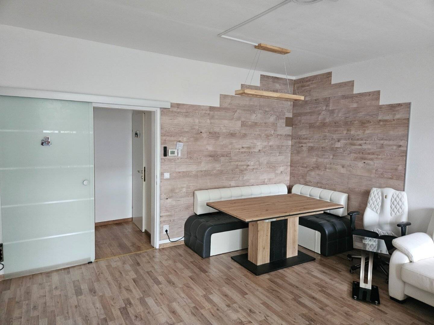 Großzügige 3-Zimmerwohnung mit Balkon, Stellplatz, privater Eingang, Ruhelage