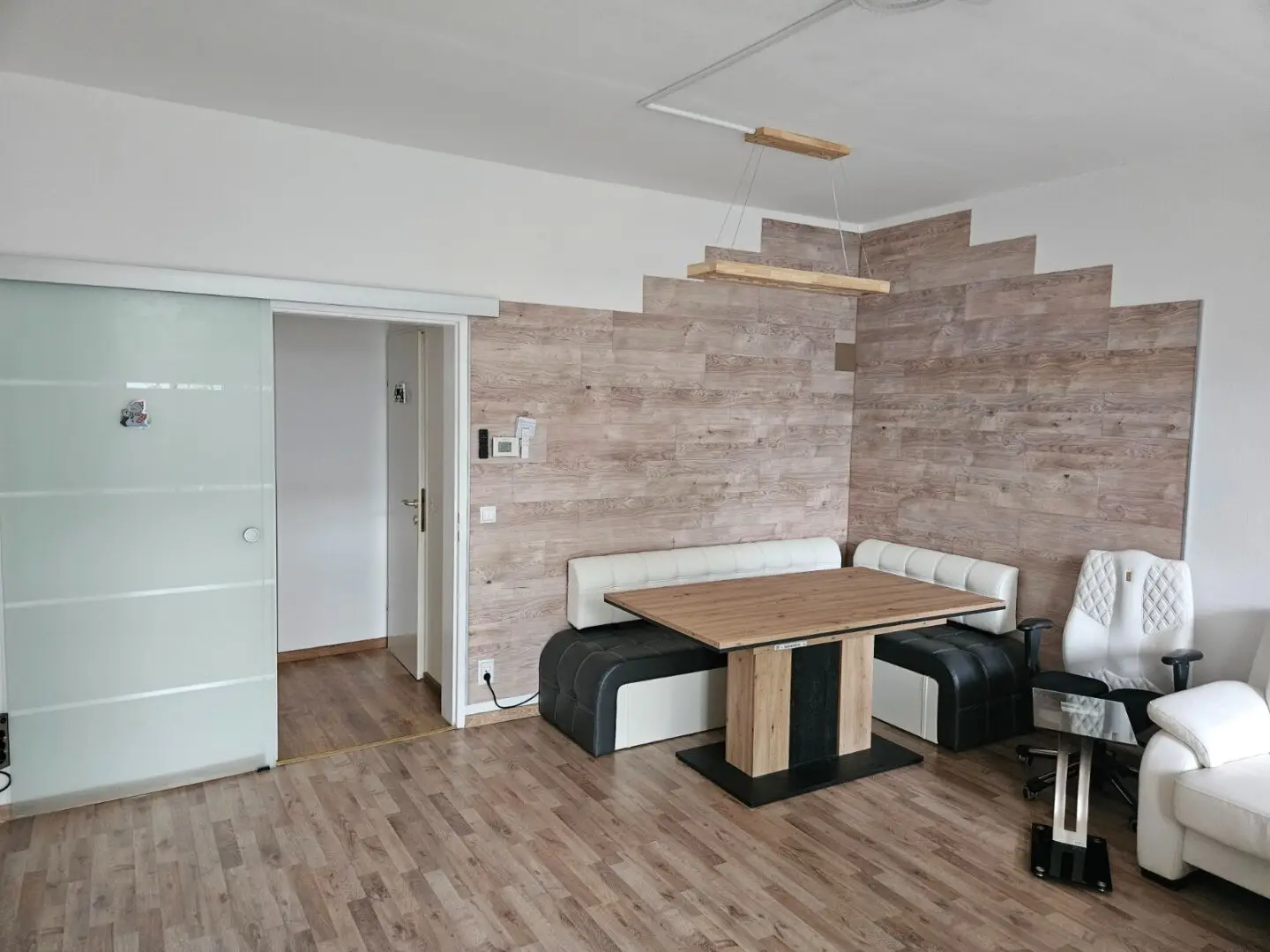 Großzügige 3-Zimmerwohnung mit Balkon, Stellplatz, privater Eingang, Ruhelage