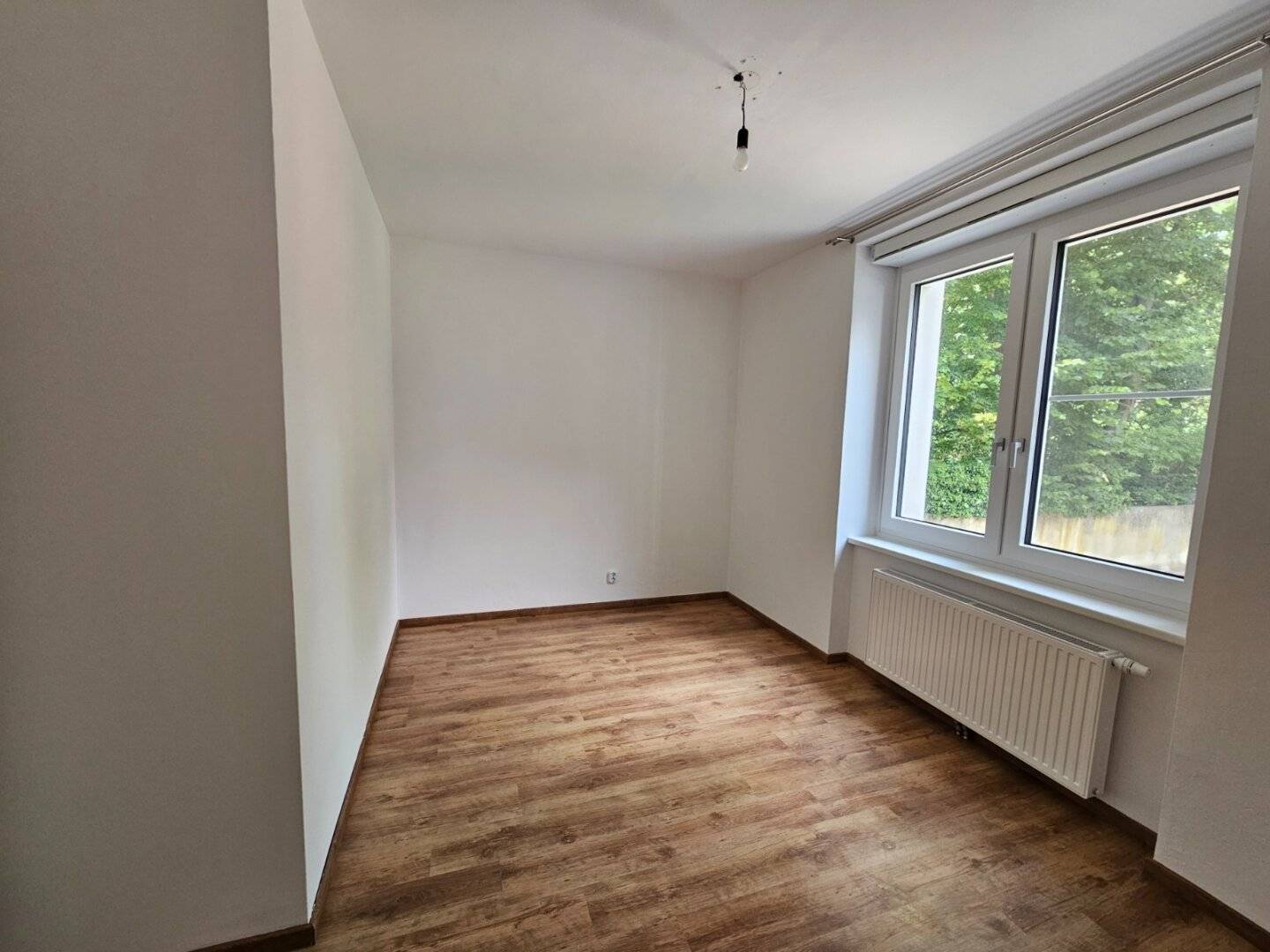 Großzügige 3-Zimmerwohnung mit Balkon, Stellplatz, privater Eingang, Ruhelage