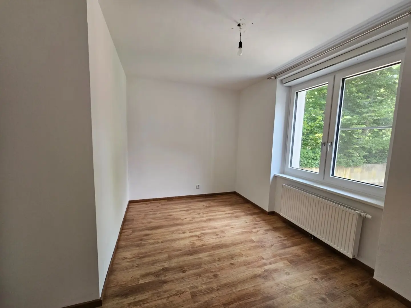 Spacious 3-room apartment with balcony, parking space, private entrance, quiet location