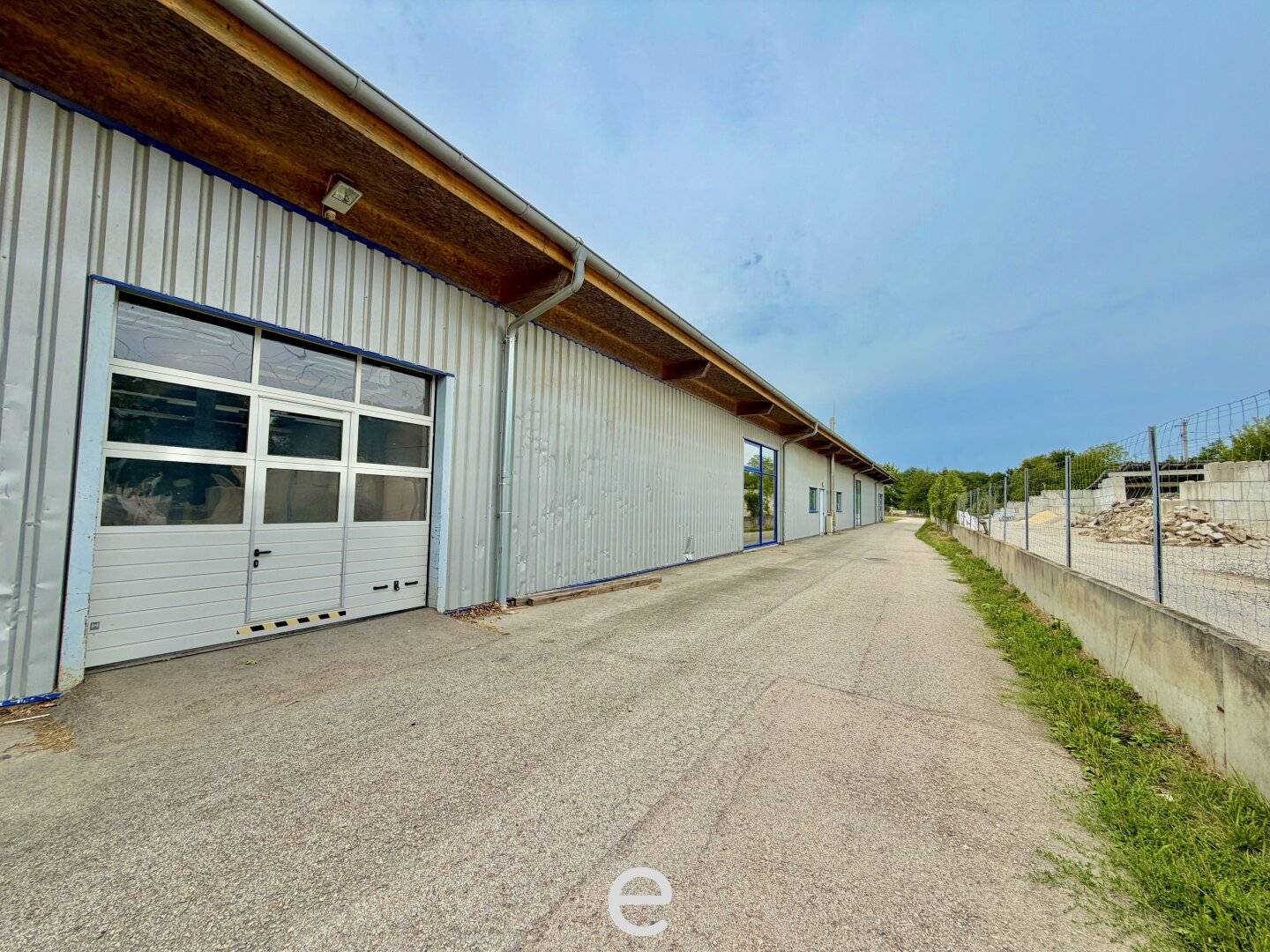 Representative exhibition and commercial hall in Böheimkirchen – in a well connected location near the A1