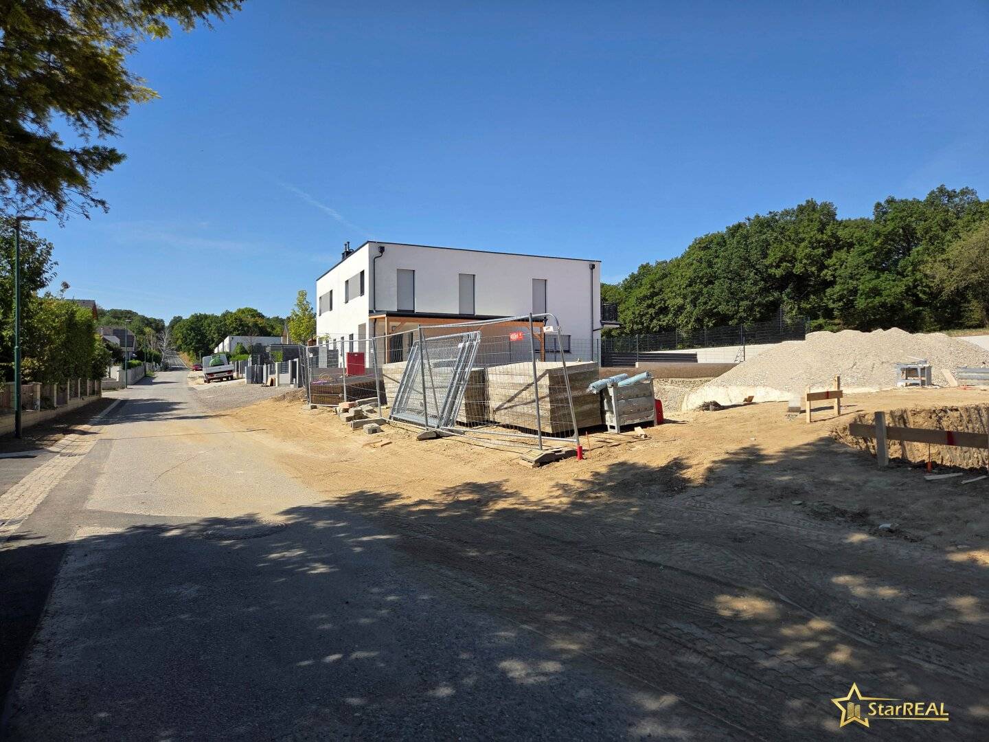 BAUBEGINN ERFOLGT! NUR NOCH 2 HÄUSER VERFÜGBAR. EXKLUSIVES DOPPELHAUSPROJEKT. 5 ZIMMER. ZIEGELHAUS MIT KELLER, BALKON, TERRASSE, CARPORT.
