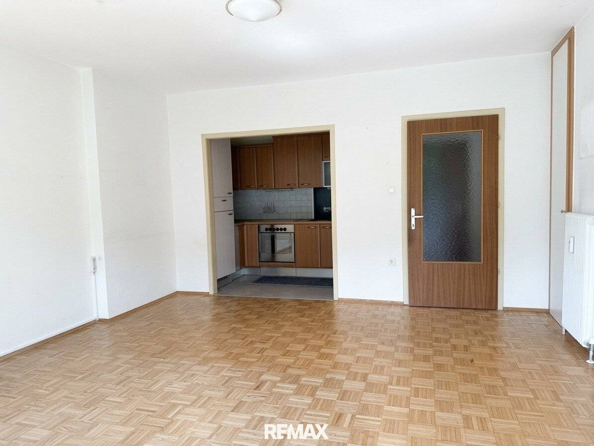 Zentrale Ruhelage * 2 Zimmer-Wohnung mit Balkon und PKW Stellplatz
