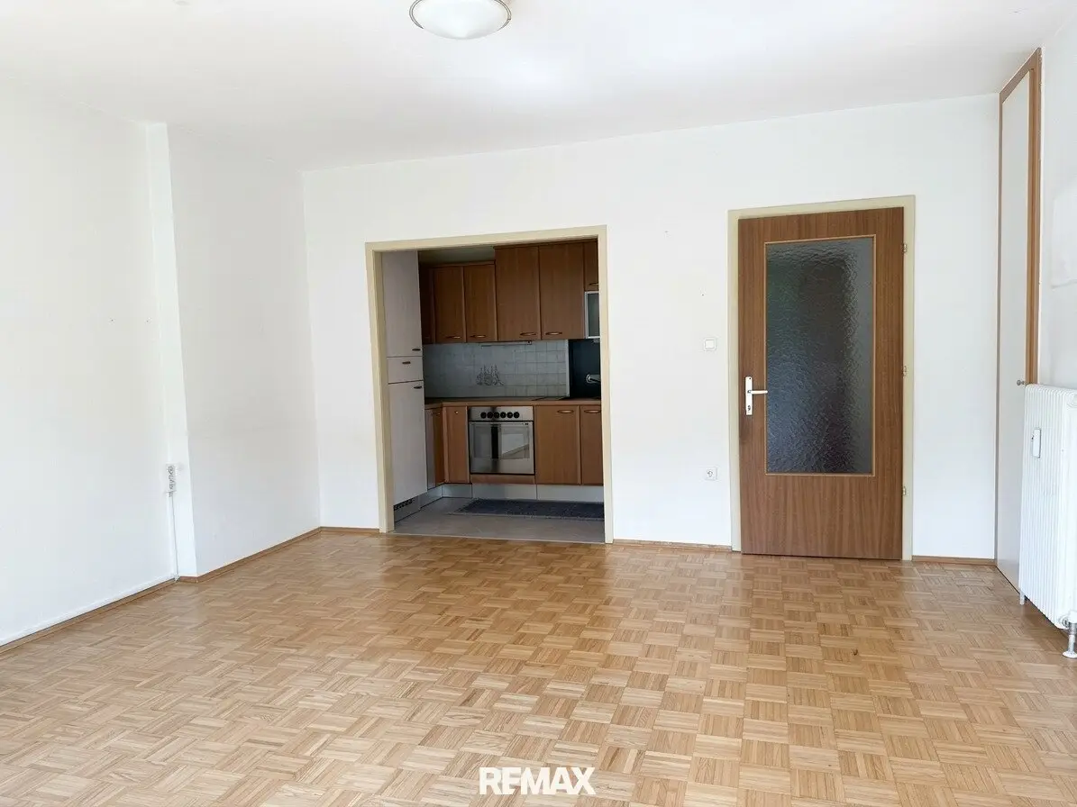 Central quiet location 2 room apartment with balcony and parking space