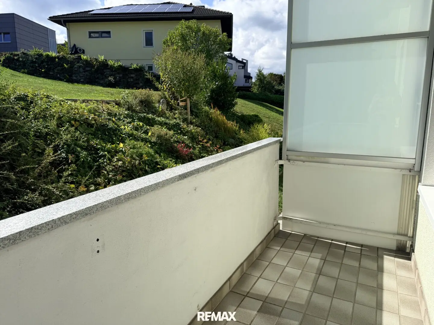 Central quiet location 2 room apartment with balcony and parking space