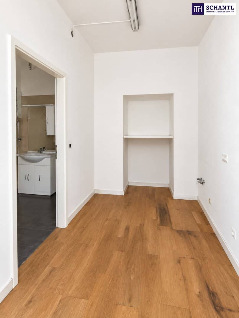 ++ AM TABOR ++ Versatile storage unit with private bathroom