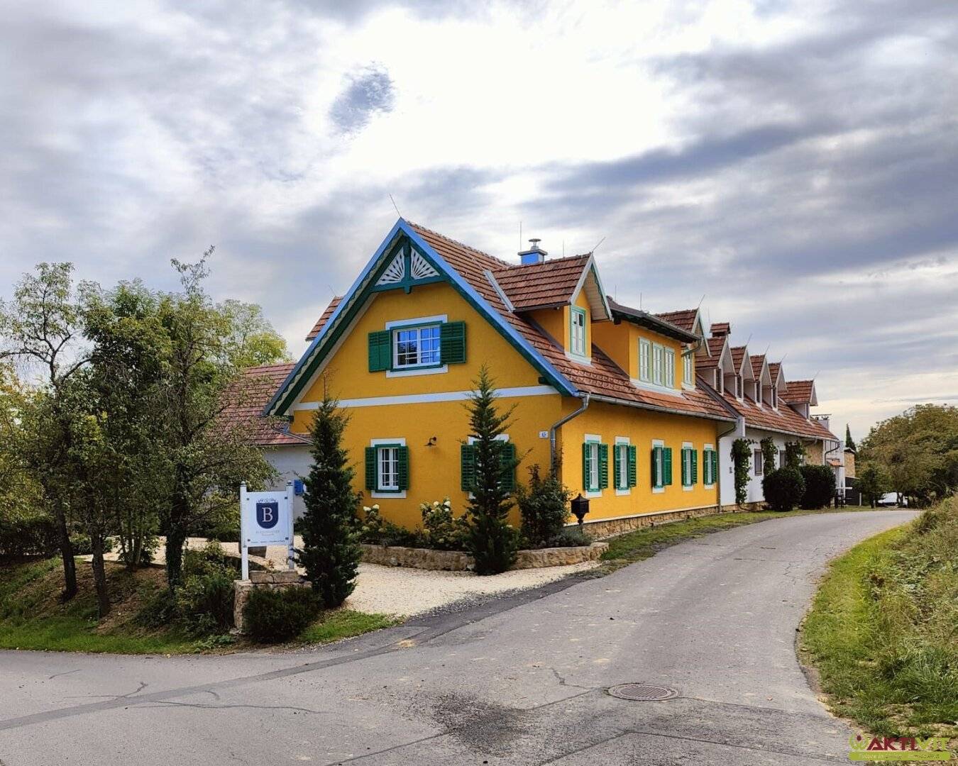 Country house ensemble in absolute quiet location - historic charm and modern living comfort