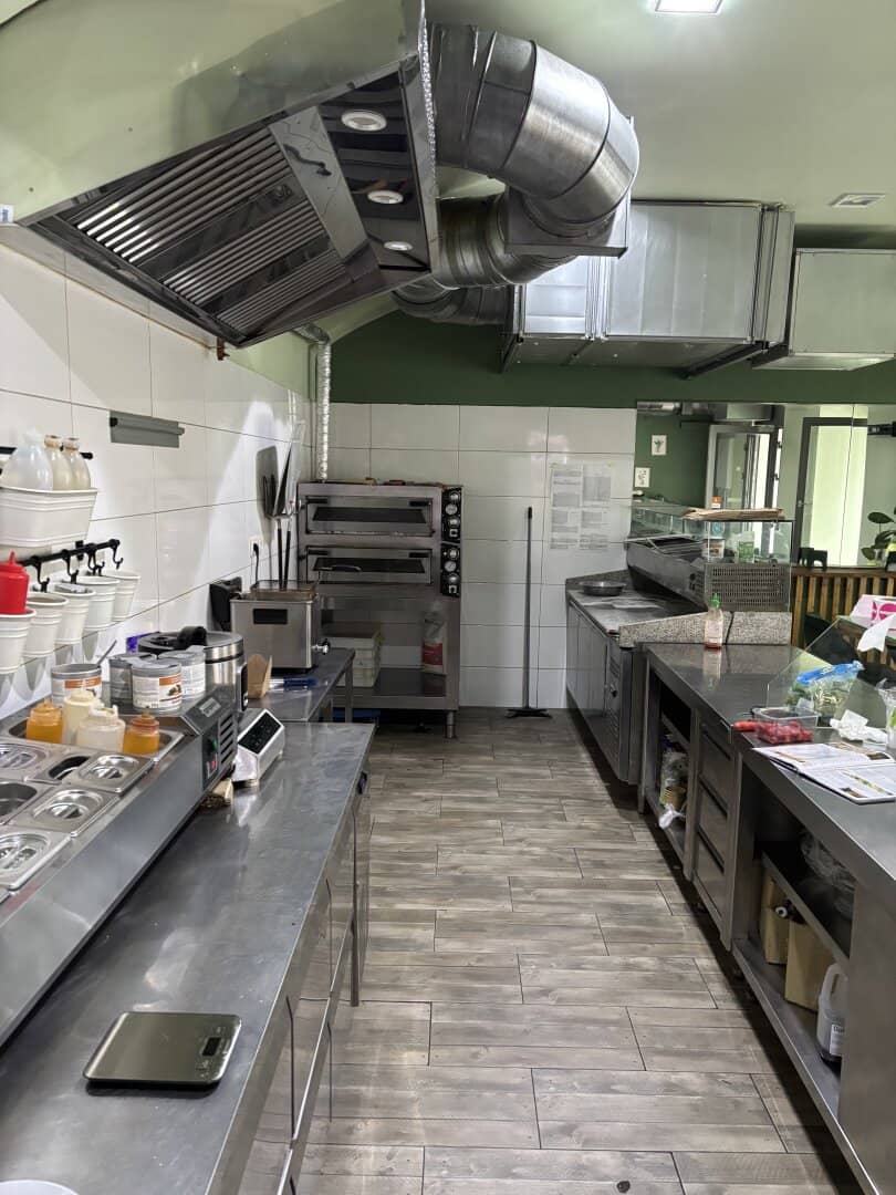 Fully equipped pizza restaurant in prime location
