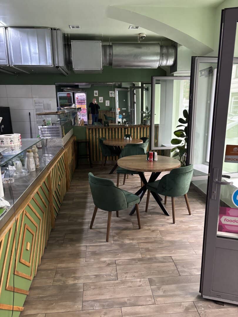 Fully equipped pizza restaurant in prime location