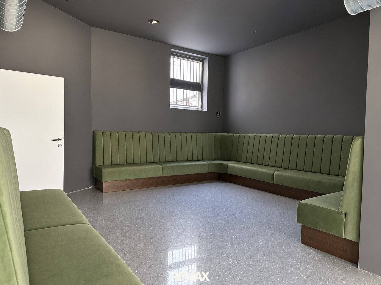 Versatile commercial space in a very busy and highly visible location - office, law firm, gastronomy or other