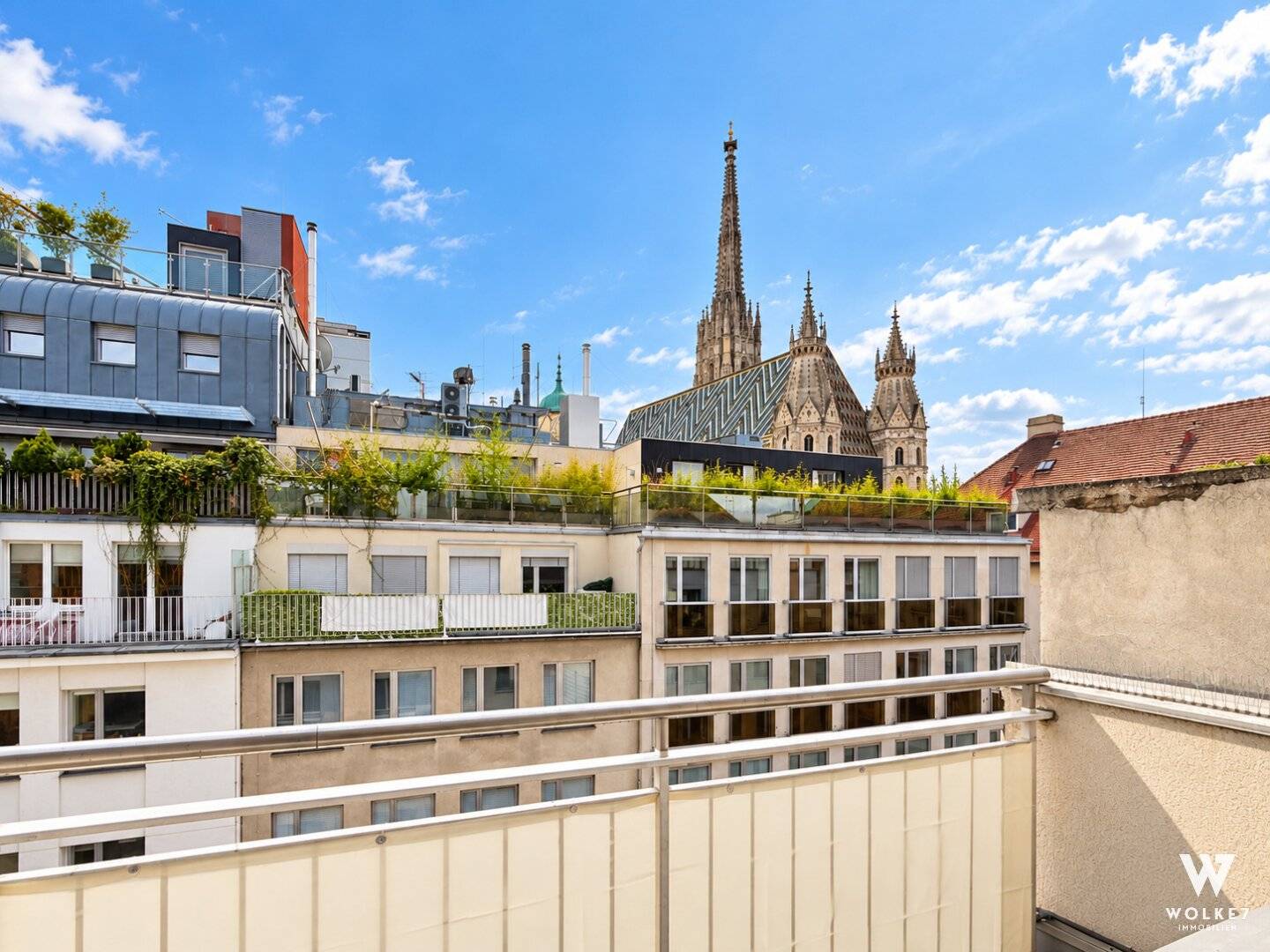 RARITÄT IM HERZEN DES 1. BEZIRKS – Terrasse mit Stephansdom-Blick &amp; viel Potenzial | U1, U3 | Hoher Markt
