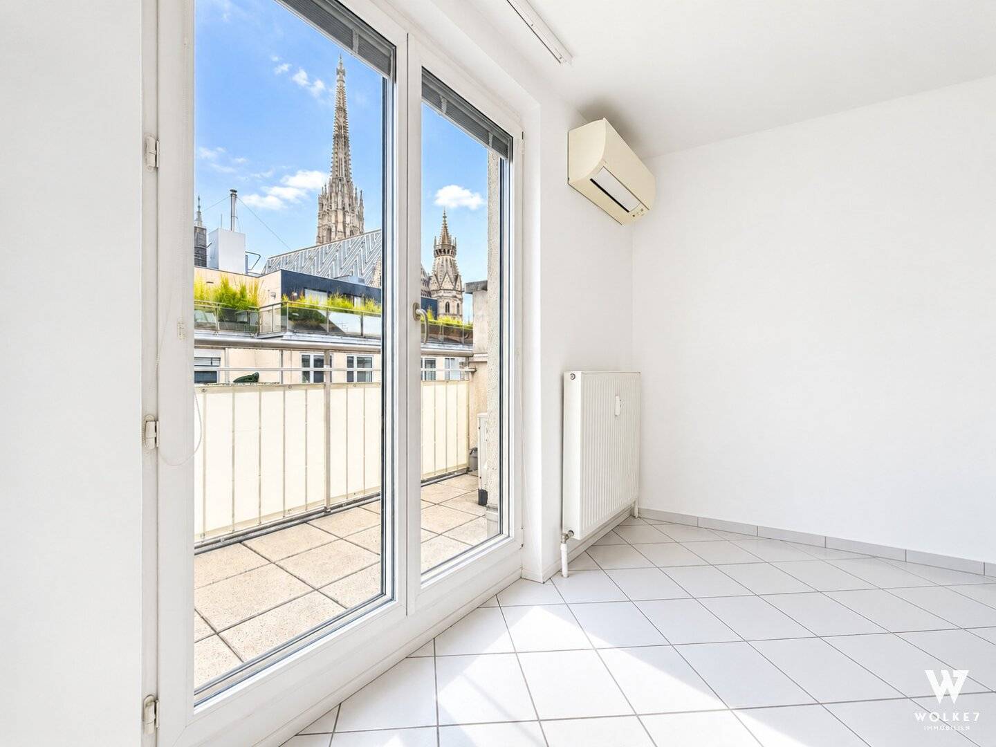 RARITÄT IM HERZEN DES 1. BEZIRKS – Terrasse mit Stephansdom-Blick &amp; viel Potenzial | U1, U3 | Hoher Markt