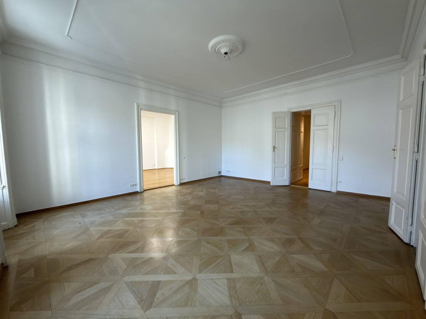 Representative office space in unique location directly at Franziskanerplatz