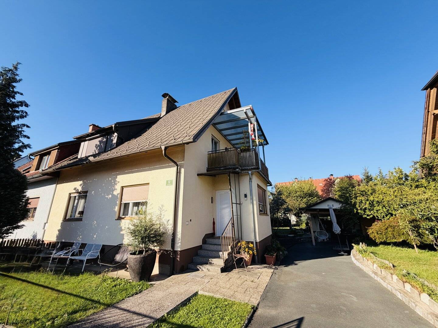 Gepflegte Doppelhaushälfte in Graz – ruhige Lage, Garten &amp; 2 Garagen