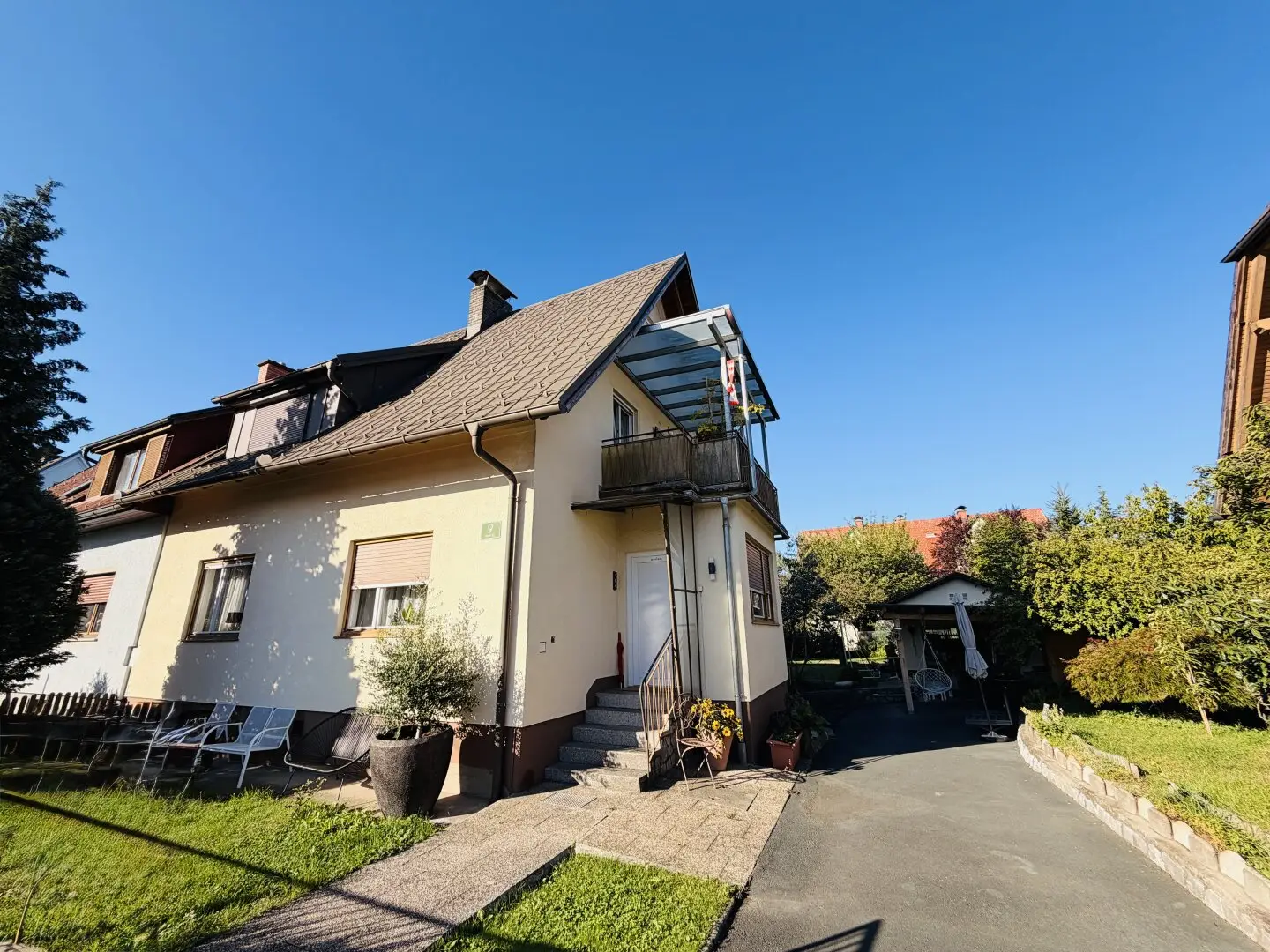 Gepflegte Doppelhaushälfte in Graz – ruhige Lage, Garten & 2 Garagen