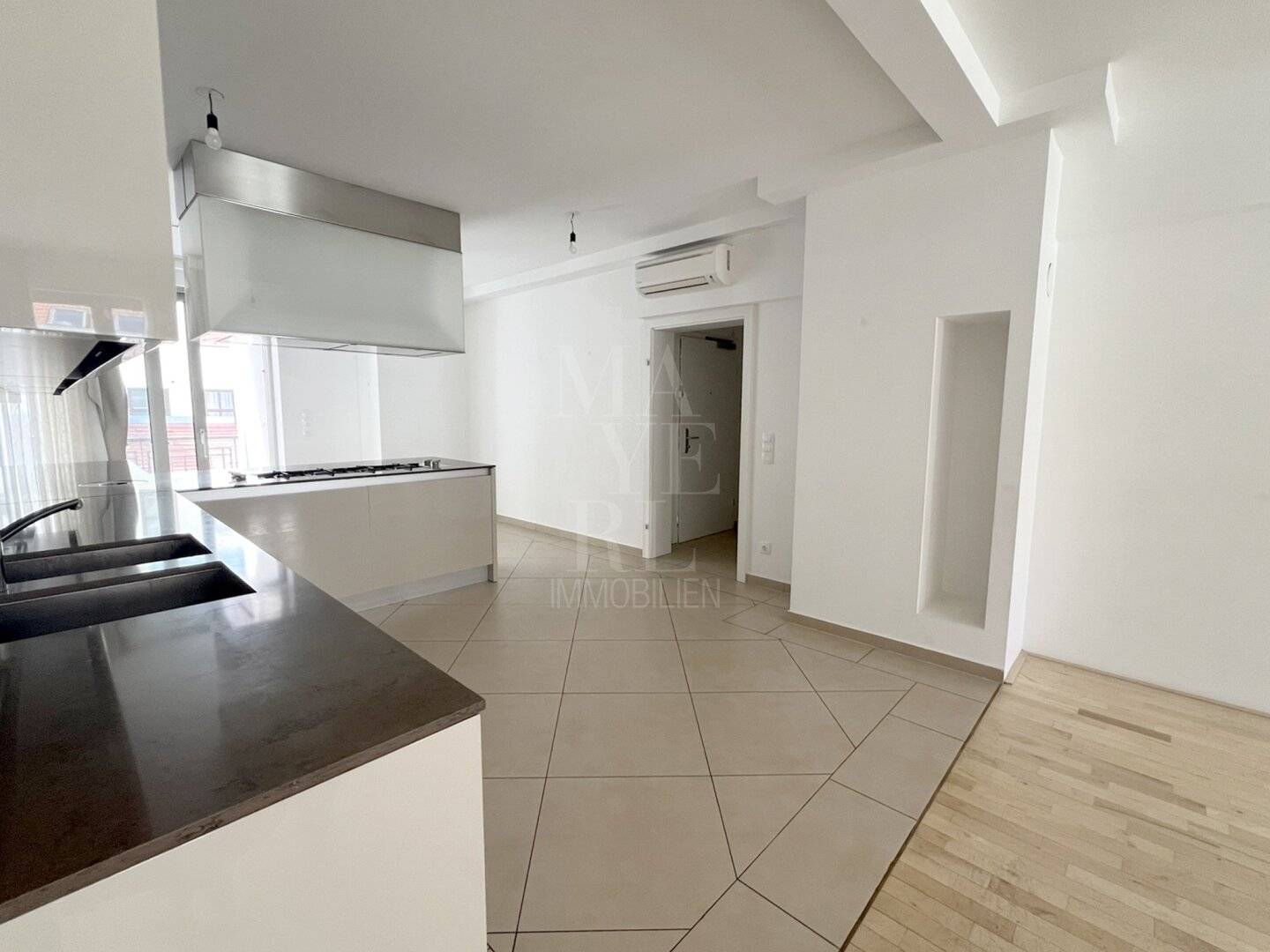 very beautiful, air-conditioned apartment with 3 bedrooms near Lycée Français