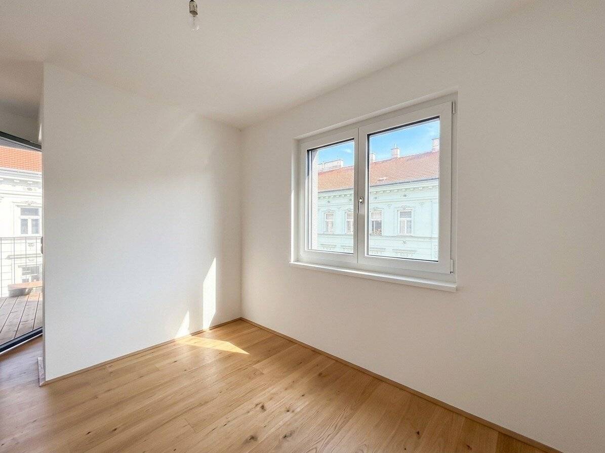 2-room apartment with ideal layout and walk-in closet in urban location