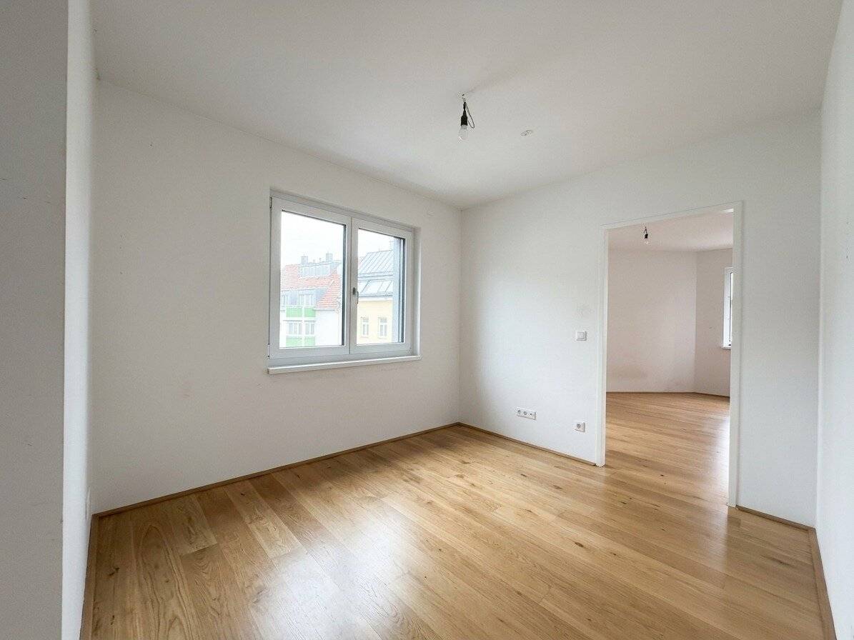 2-room apartment with ideal layout and walk-in closet in urban location