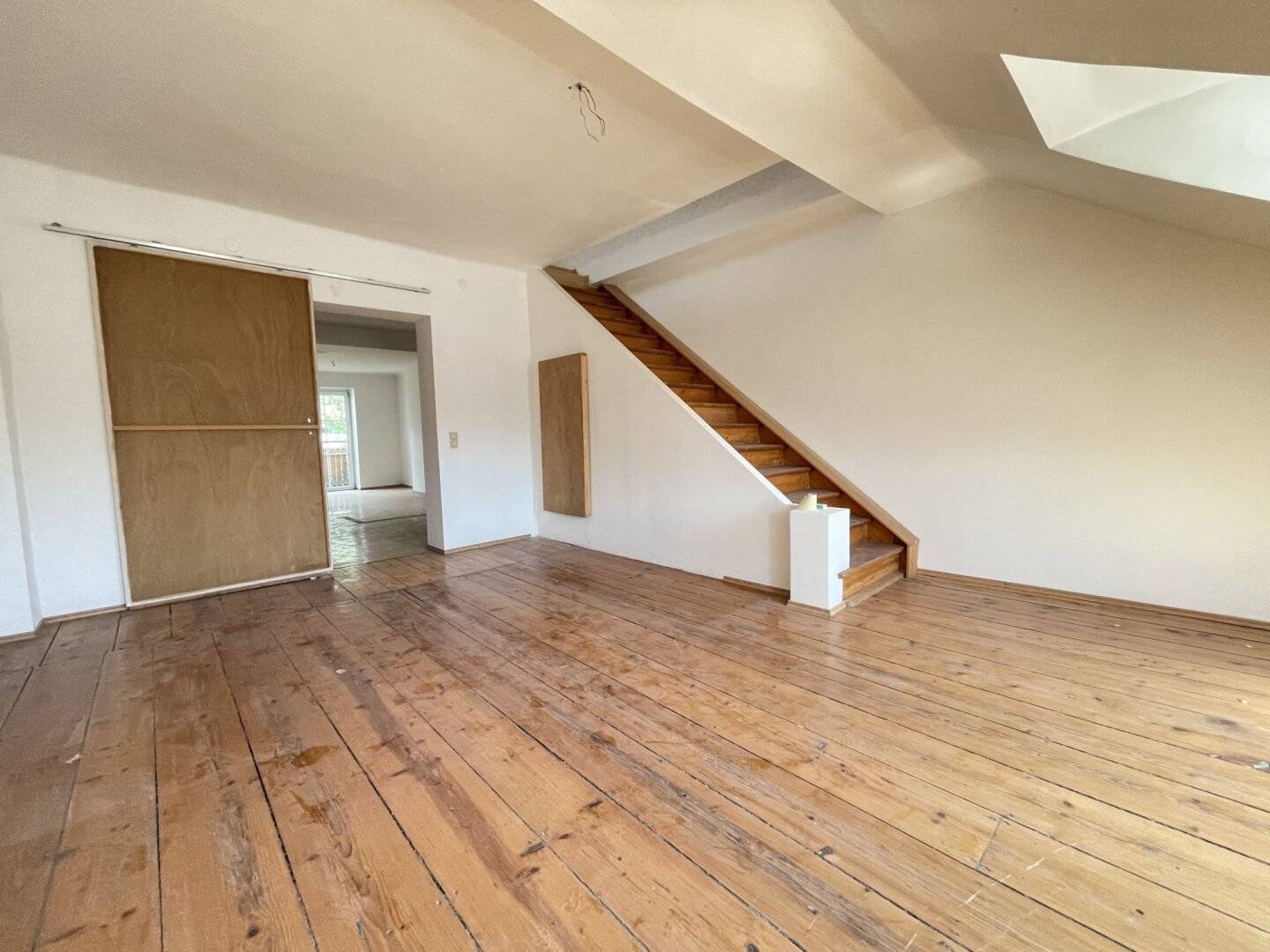 Beautiful 2-room apartment with large terrace and a gallery in immediate proximity to AVL - Commission free