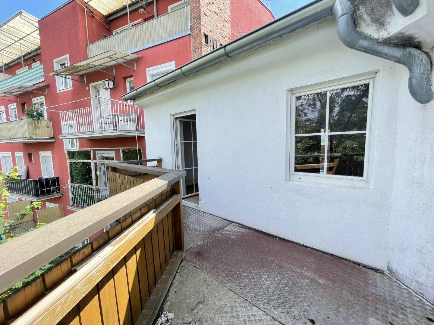 Beautiful 2-room apartment with large terrace and a gallery in immediate proximity to AVL - Commission free