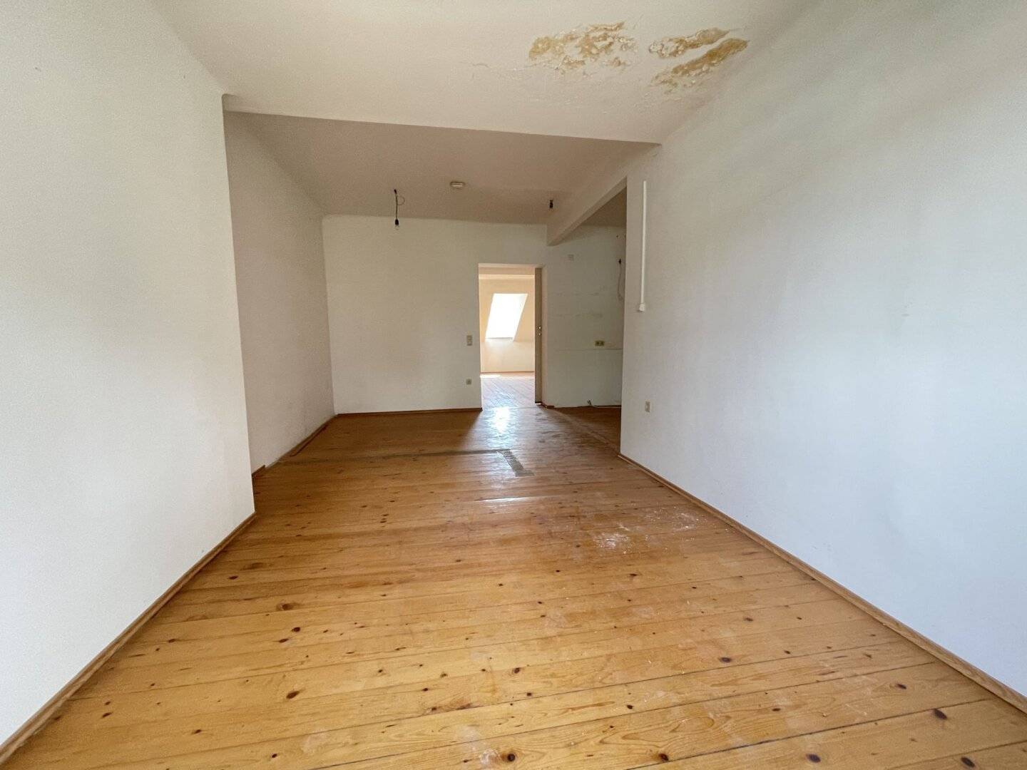 Beautiful 2-room apartment with large terrace and a gallery in immediate proximity to AVL - Commission free