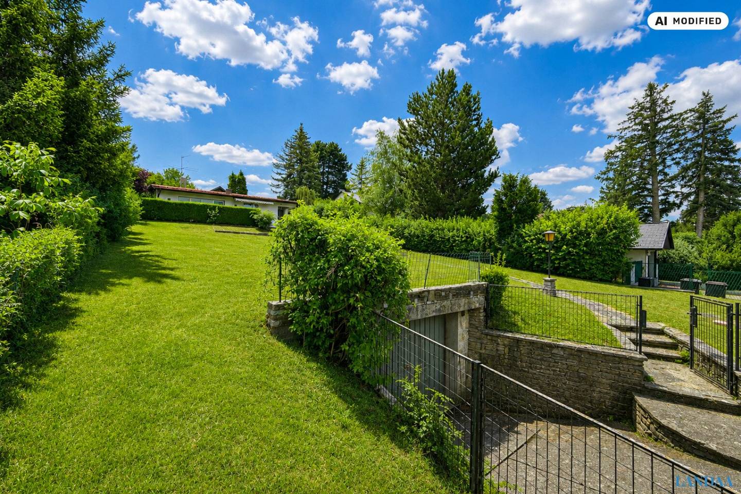 Living with a view – existing house with large garden and development potential in an absolutely quiet location