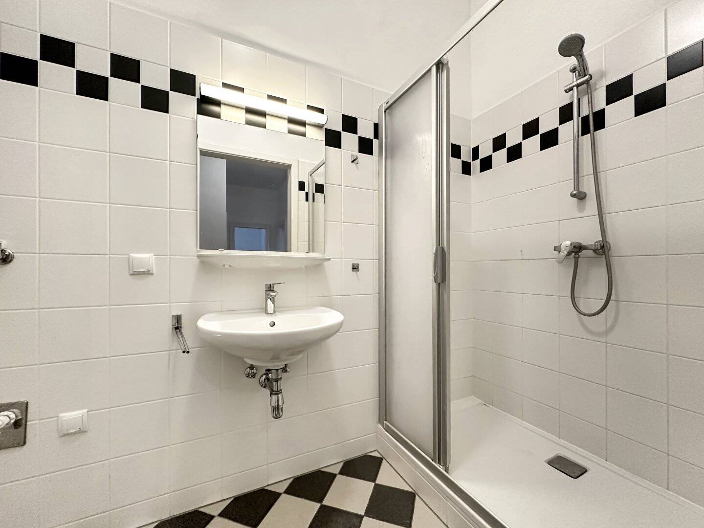 3-room old building apartment in city location near Town Hall