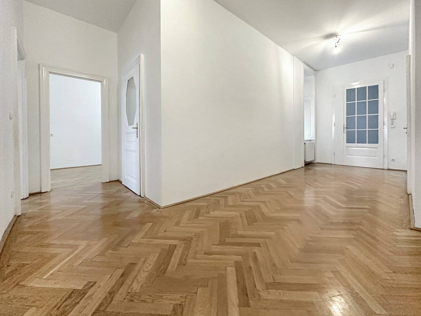 3-room old building apartment in city location near Town Hall
