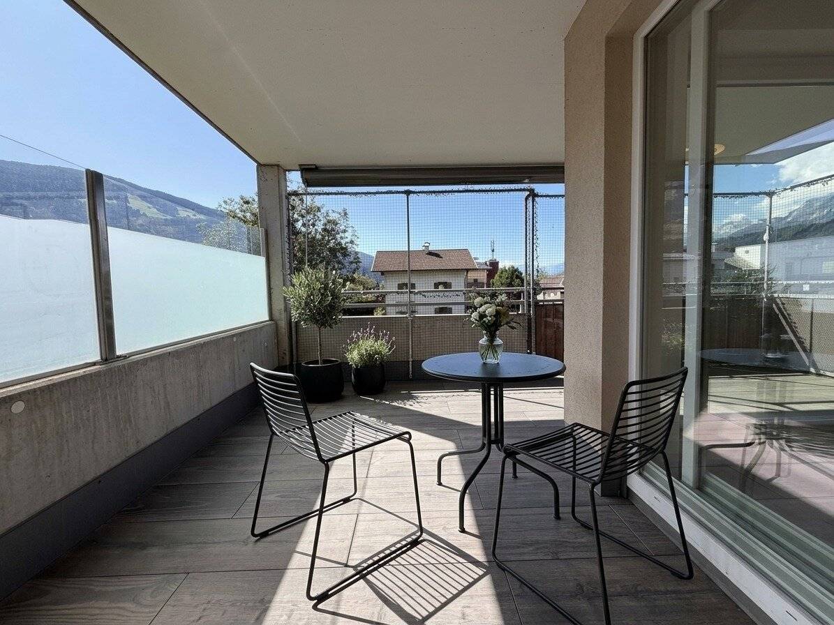 Weer: Modern high-quality and sunny 4-room apartment with approx. 94.65 m², generous corner balcony with approx. 16.71 m² with south and west orientation and high-quality kitchen