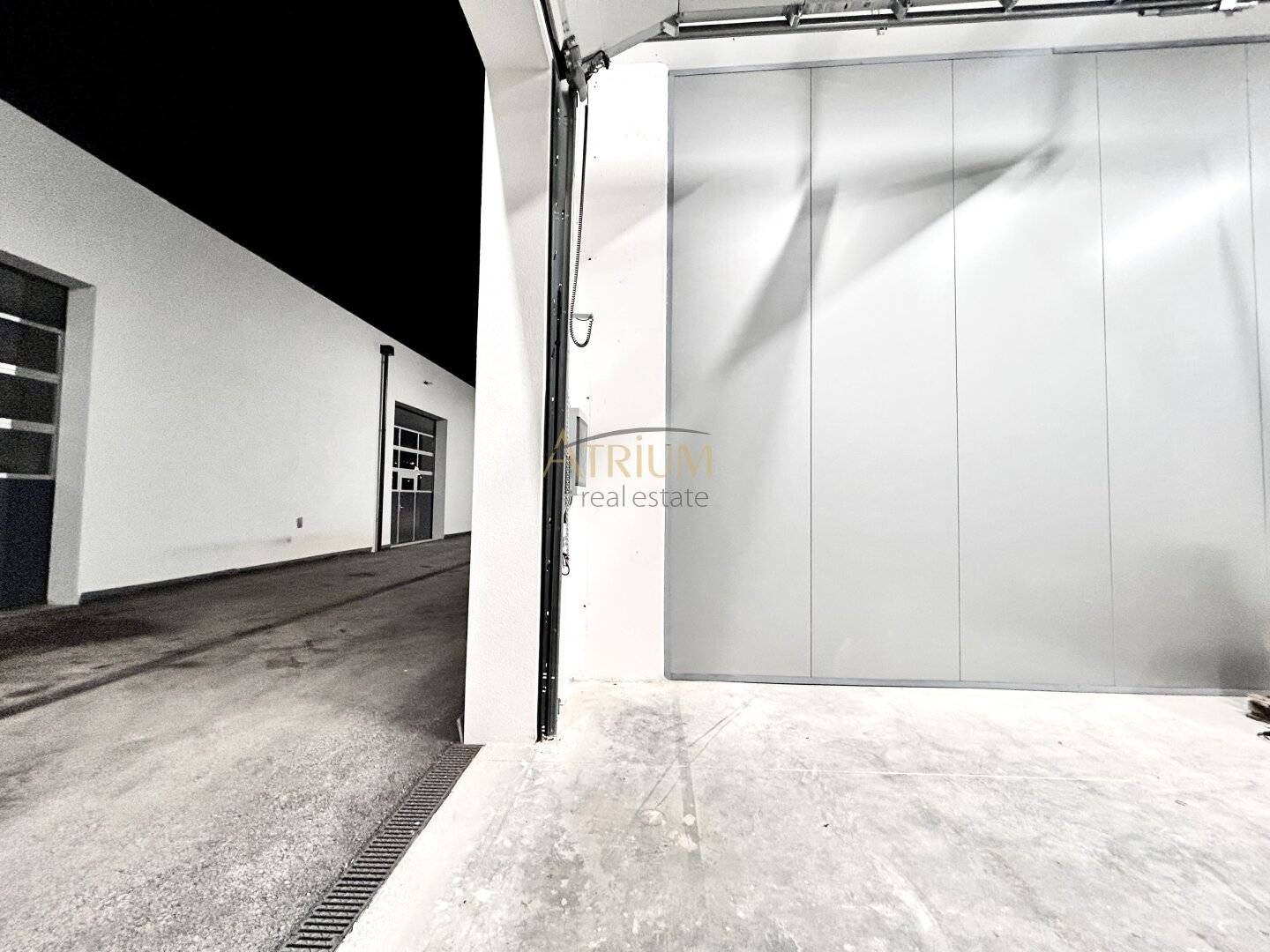 High-quality brick solid-construction hall including ongoing rental income directly on the B17
