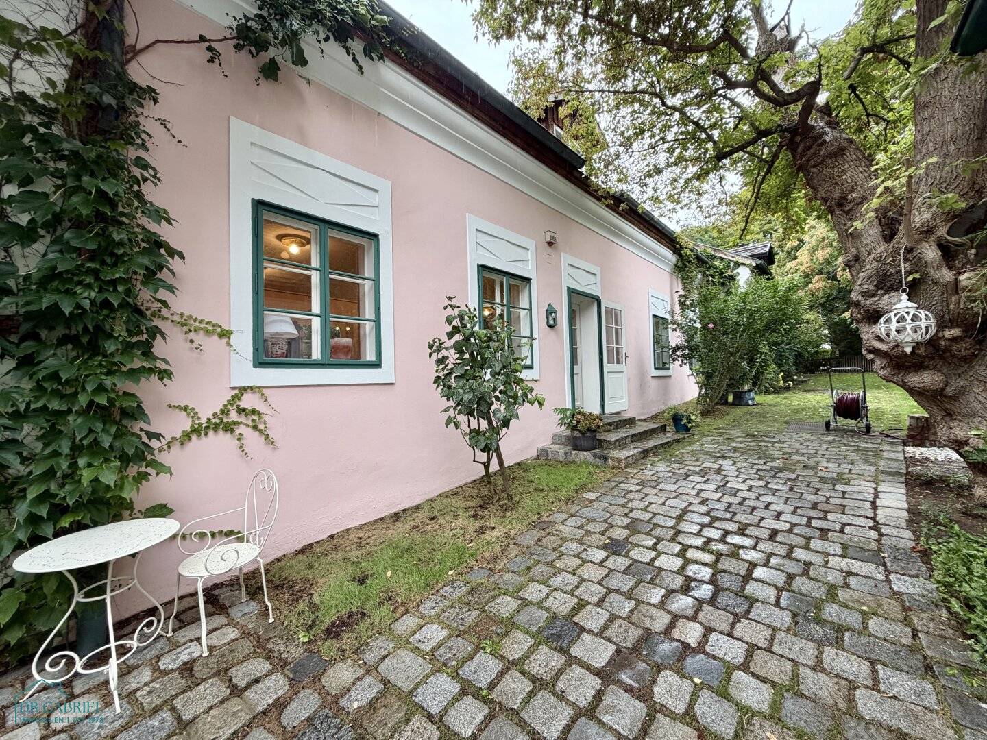Charming house in a green courtyard