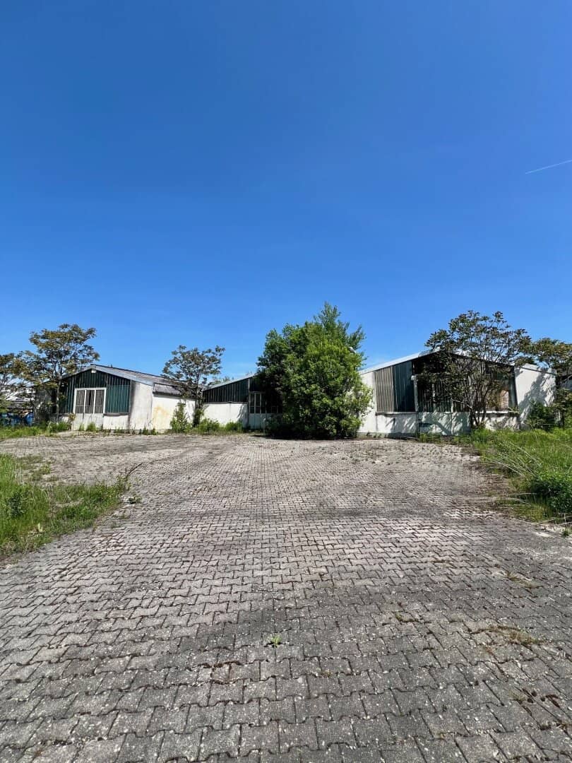 Commercial plot 7231m² with existing buildings in Welzenegg