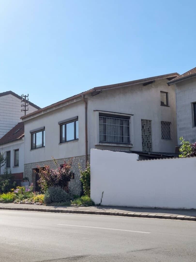 Cellared single-family house in the green / near Vienna, with large garden, garage and sauna