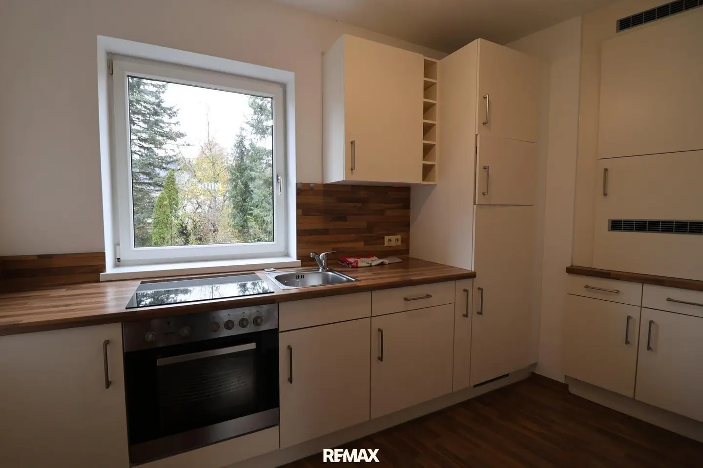 Very well maintained apartment on the 1st floor, central location