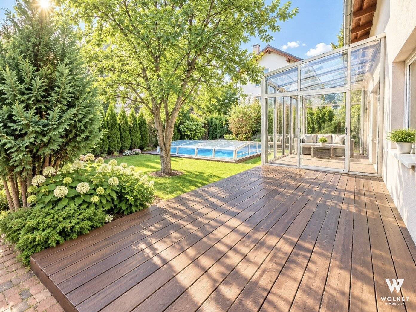 Family-friendly detached house with saltwater pool, conservatory and finished basement in absolute quiet location