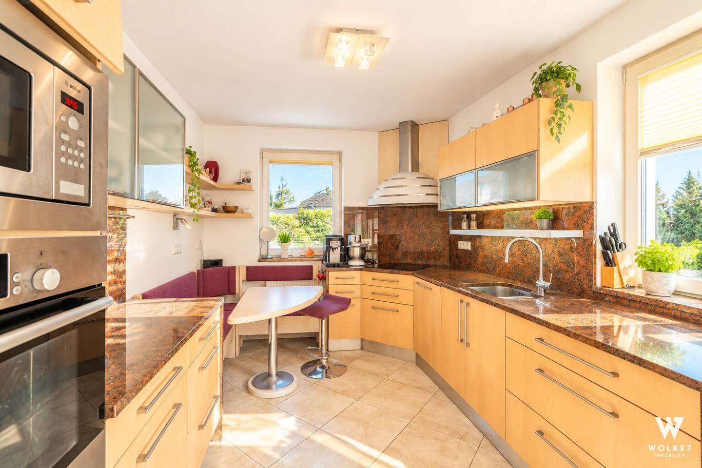 Family-friendly detached house with saltwater pool, conservatory and finished basement in absolute quiet location