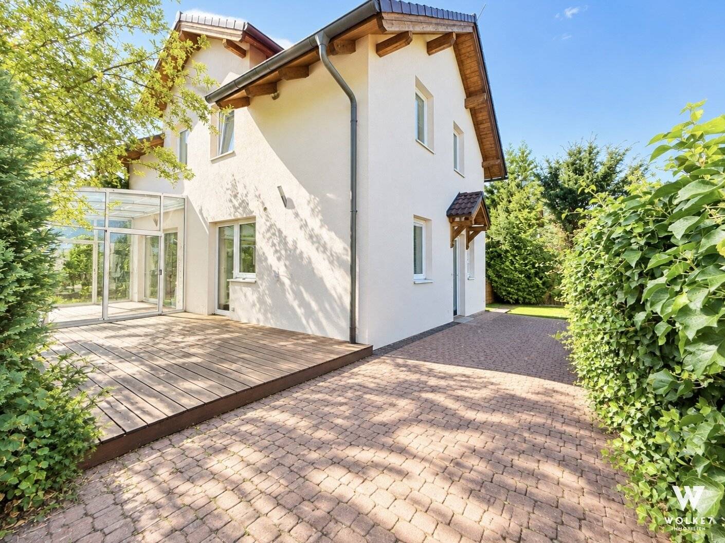 Family-friendly detached house with saltwater pool, conservatory and finished basement in absolute quiet location