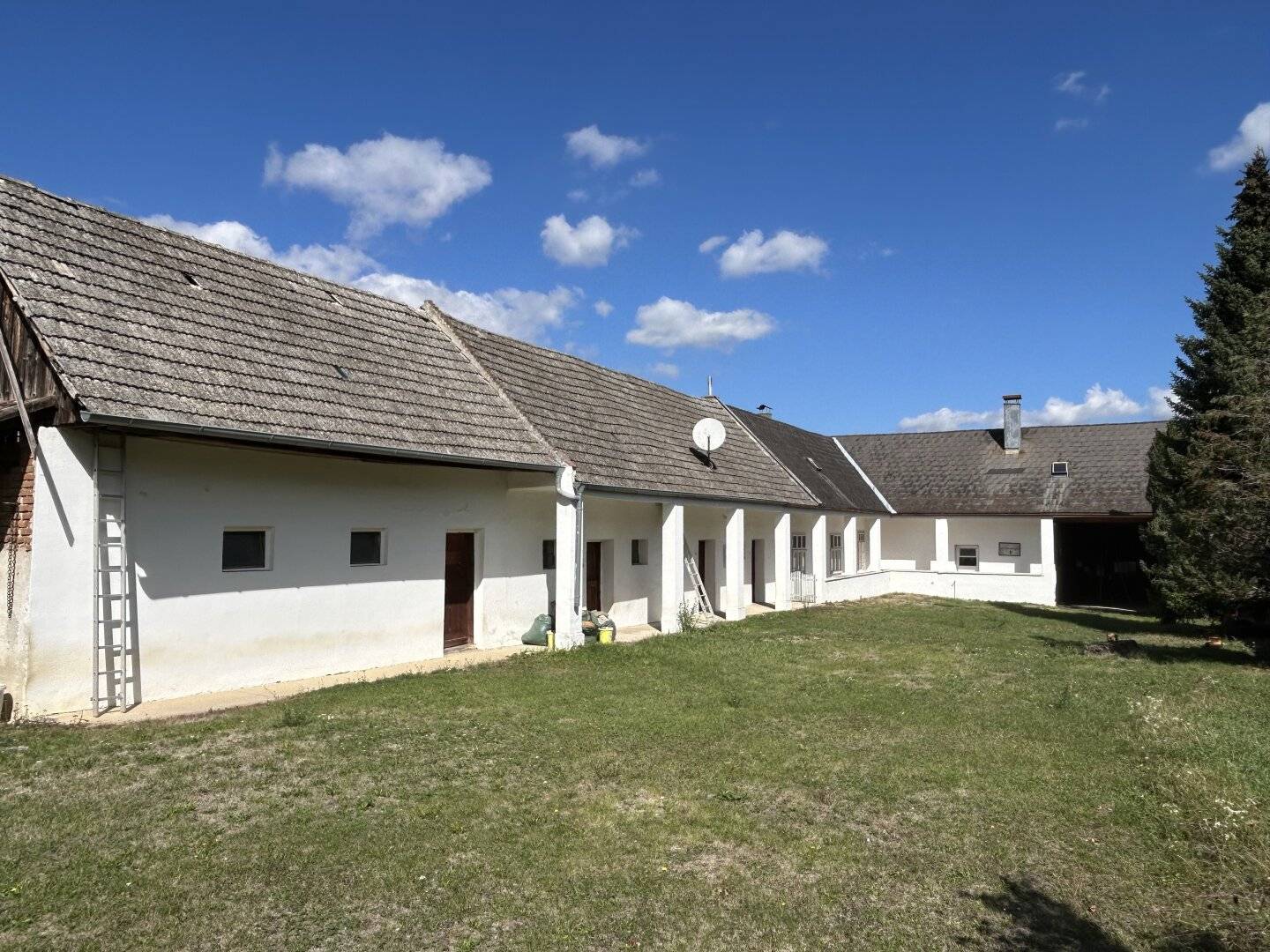 Streckhof with generous outbuildings and very large garden in Kroatisch Minihof